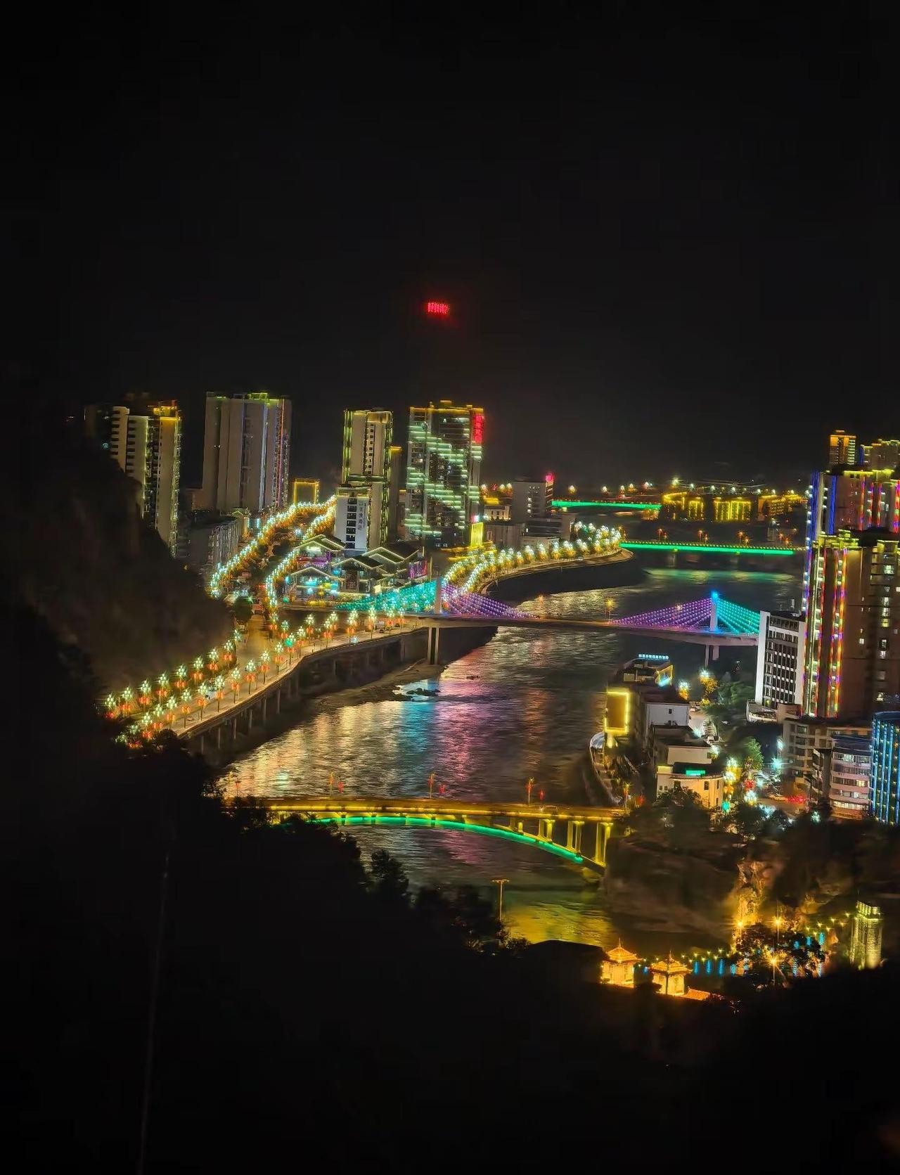 长大后才明白，最美的风景是从小长大的地方。家乡也是最能治愈人的地方，弯弯小路，通