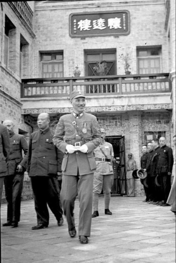 1942年9月1日视察宁夏。