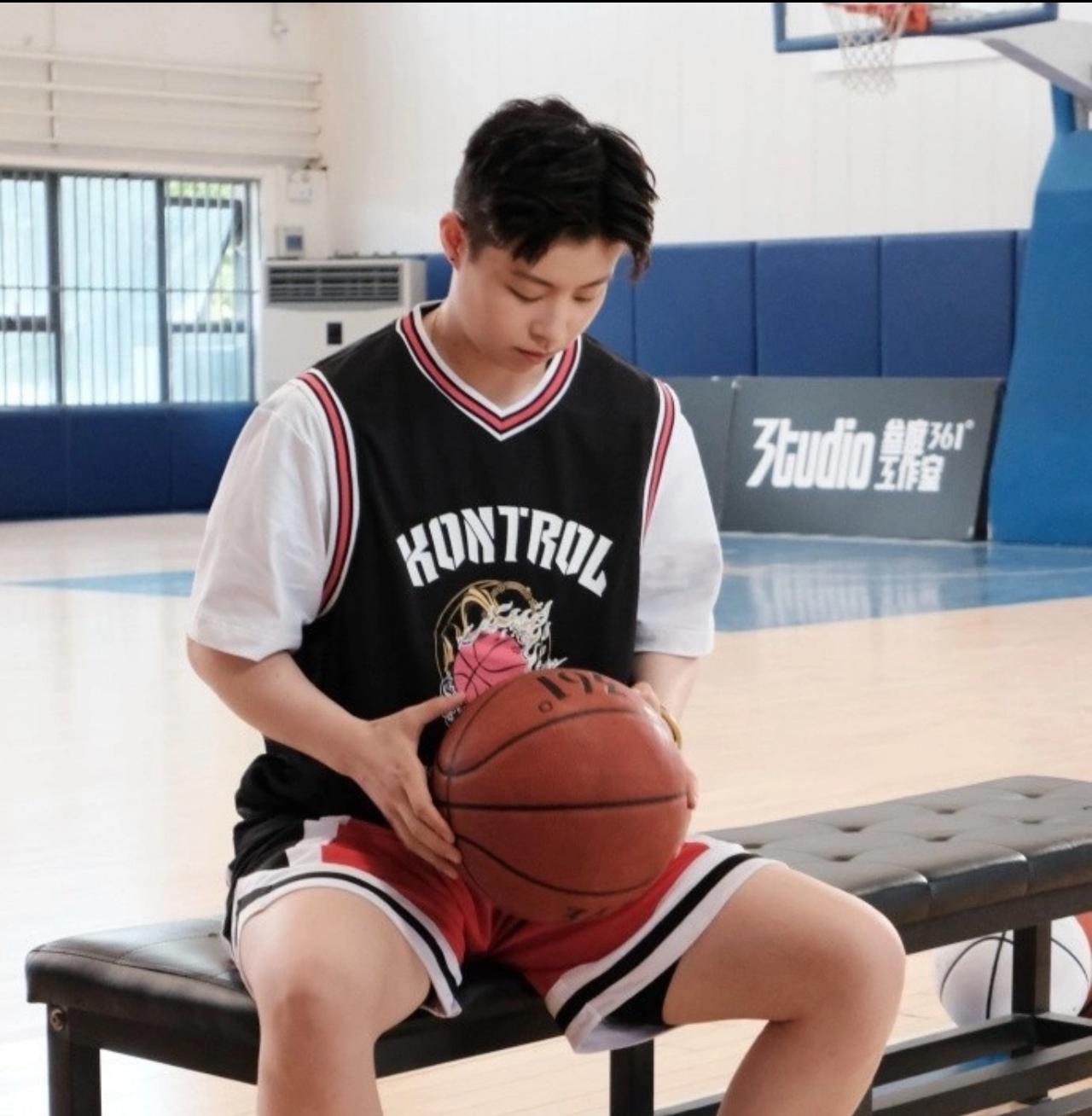 仅仅年方25，已经被岁月打磨的一身伤痛，曾经的灵动可人，都已成为