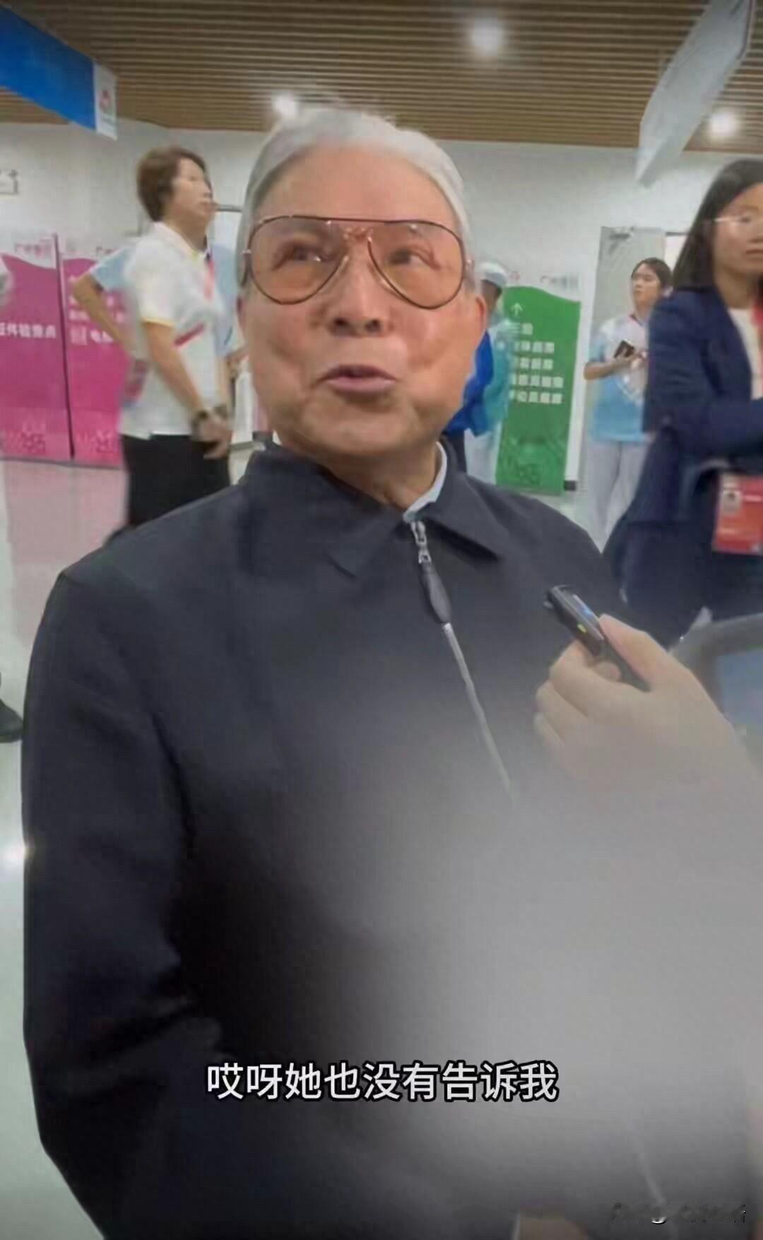 郭晶晶这波操作太绝了！瞒着公公霍震霆当火炬手，现场直接把老爷子看傻眼～1