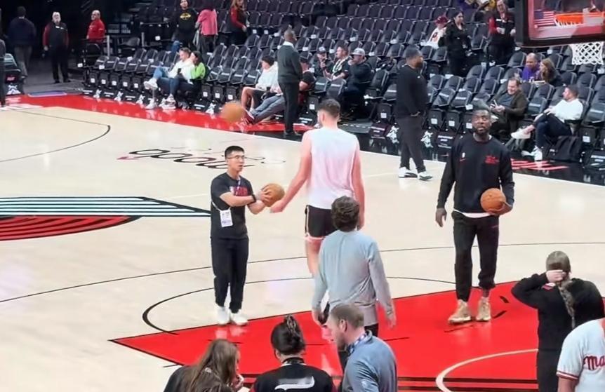 看到杨瀚森的翻译开始顺利融入开拓者队的日常训练中，让人有种黑色幽默之感。这个