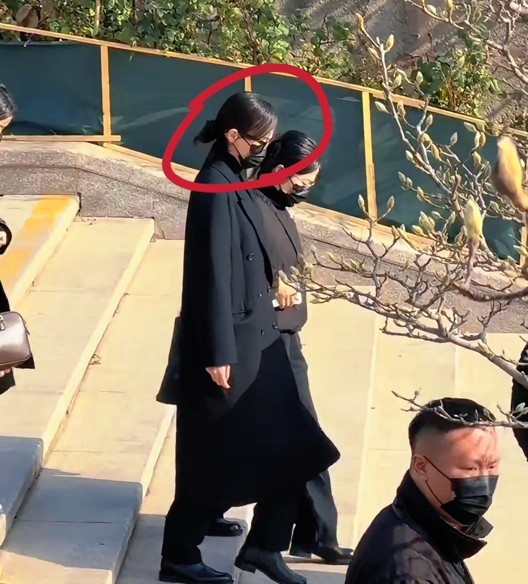 你们品品，唐嫣这才叫真·细节见人品！比起那些靠营销立人设的明星，她藏在镜头外的小