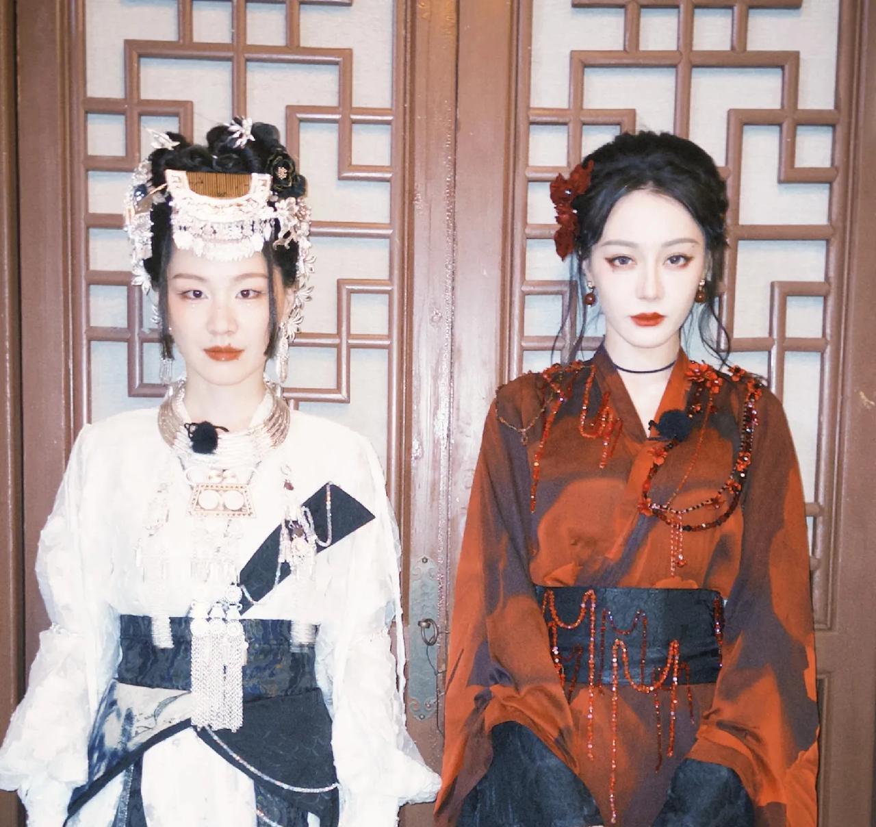 金靖这张照片赢了迪丽热巴，不是赢在美貌和五官上，而是苗族恶女的那种感觉，双眼直视