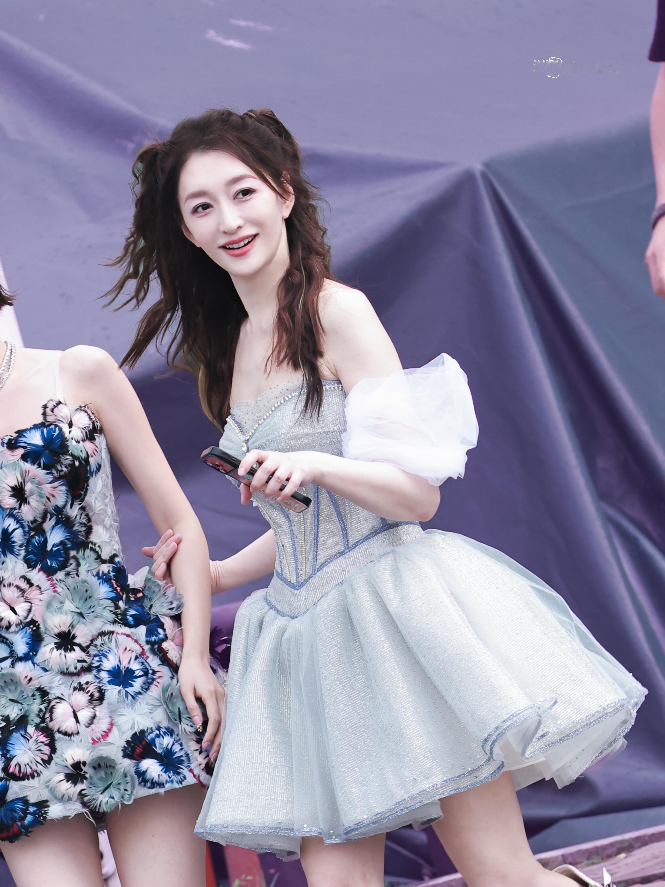 李小冉的正确打开方式别人在拼少女感，她在拼真实感。李小冉用行动证明：女人最好的