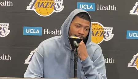 NBA常规赛，湖人127-125战胜掘金。赛后，马库斯-斯马特接受了采访，谈到了