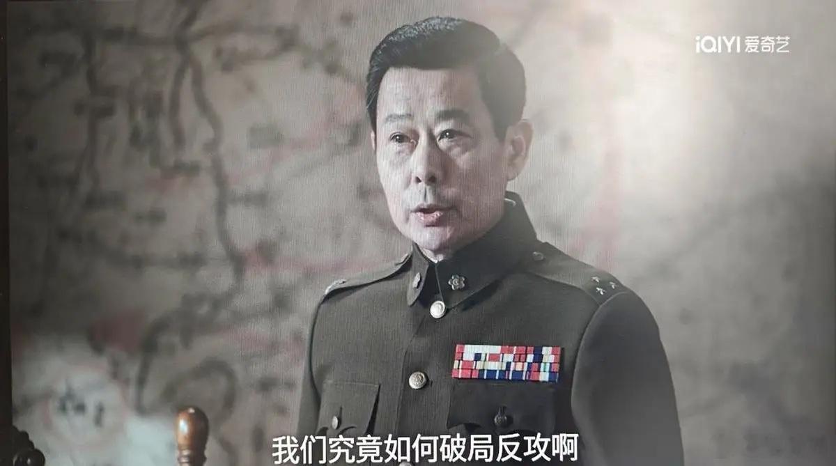 不得不服，有些演员，真的是老天爷追着喂饭吃。看那个《沉默的荣耀》，一屋子将军开会