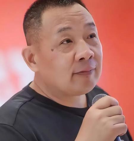 全网都在吹胖东来的服务封神，所有人都觉得：不就是钱多、福利好吗？给我双倍工资，我