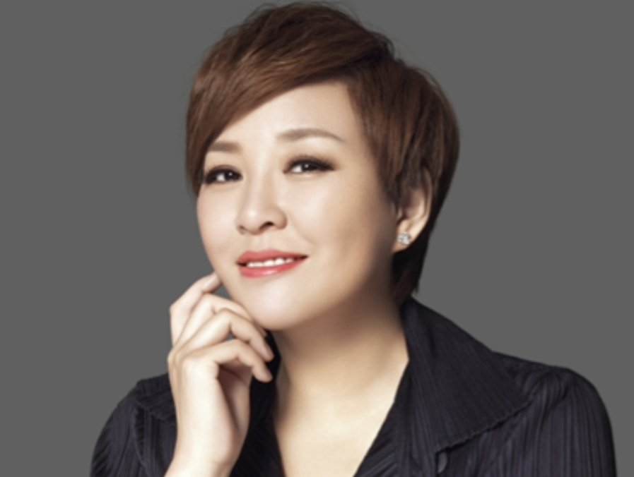 一次节目中，李静一直对着嘉宾老婆说：“你瘦了好多，年轻了好多，变得好漂亮。”