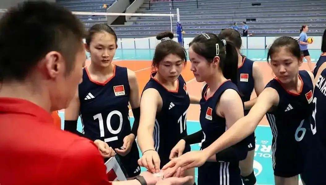 选人有问题，“三无”国青女排防守真的太烂！队长黄悦鑫、主力主攻翟