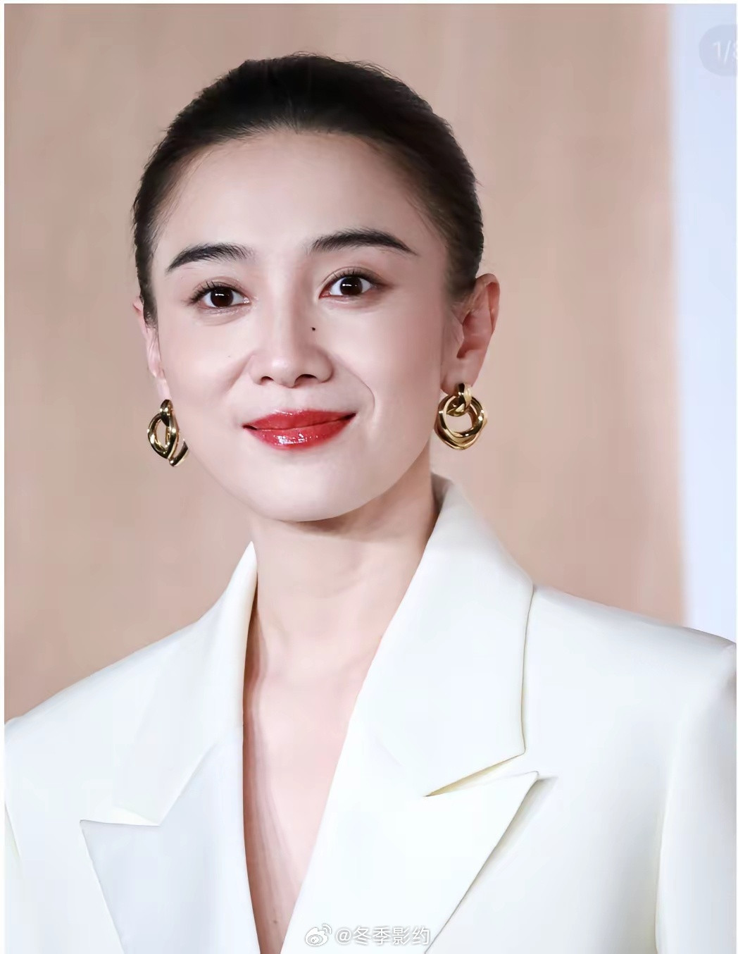大家发现没有？宋佳不管出席啥活动，有一点是万年不变的那就是她的发型。她每次出席活