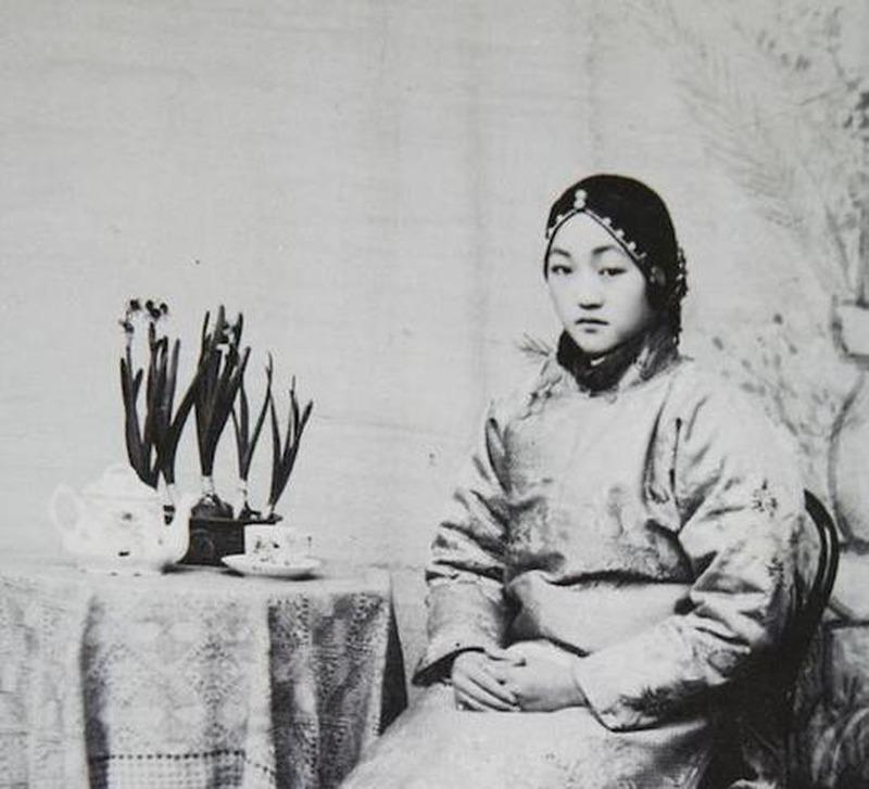 几担谷子，就能把老婆"租"出去三五年——这是民国时期真实存在的交易。这套交易