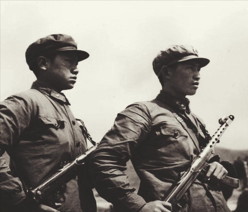 1956年春节，在福州军区司令叶飞上将家门口，小警卫员正在站岗。突然，1个老汉挑