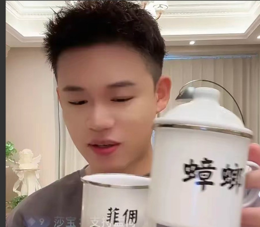 孟贺学事真快！看张颖颖用这样的搪瓷缸子，立马跟风搞了几个，在自己直播间里摆弄一