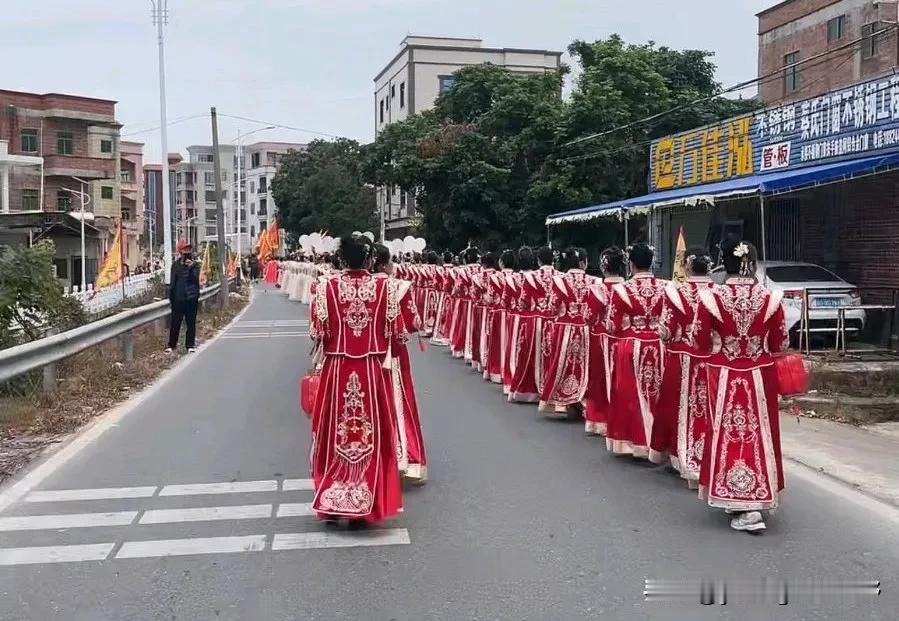 前些年，湛江吴川过年时在农村兴起了一股外嫁女集体返乡活动。村里嫁出去的妇女个个装
