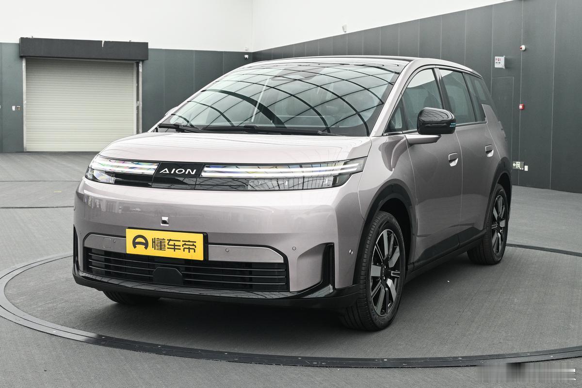 宁德时代在北京搞了场超级科技日，放了个大招：第三代神行超充电池。数字很暴力：等效