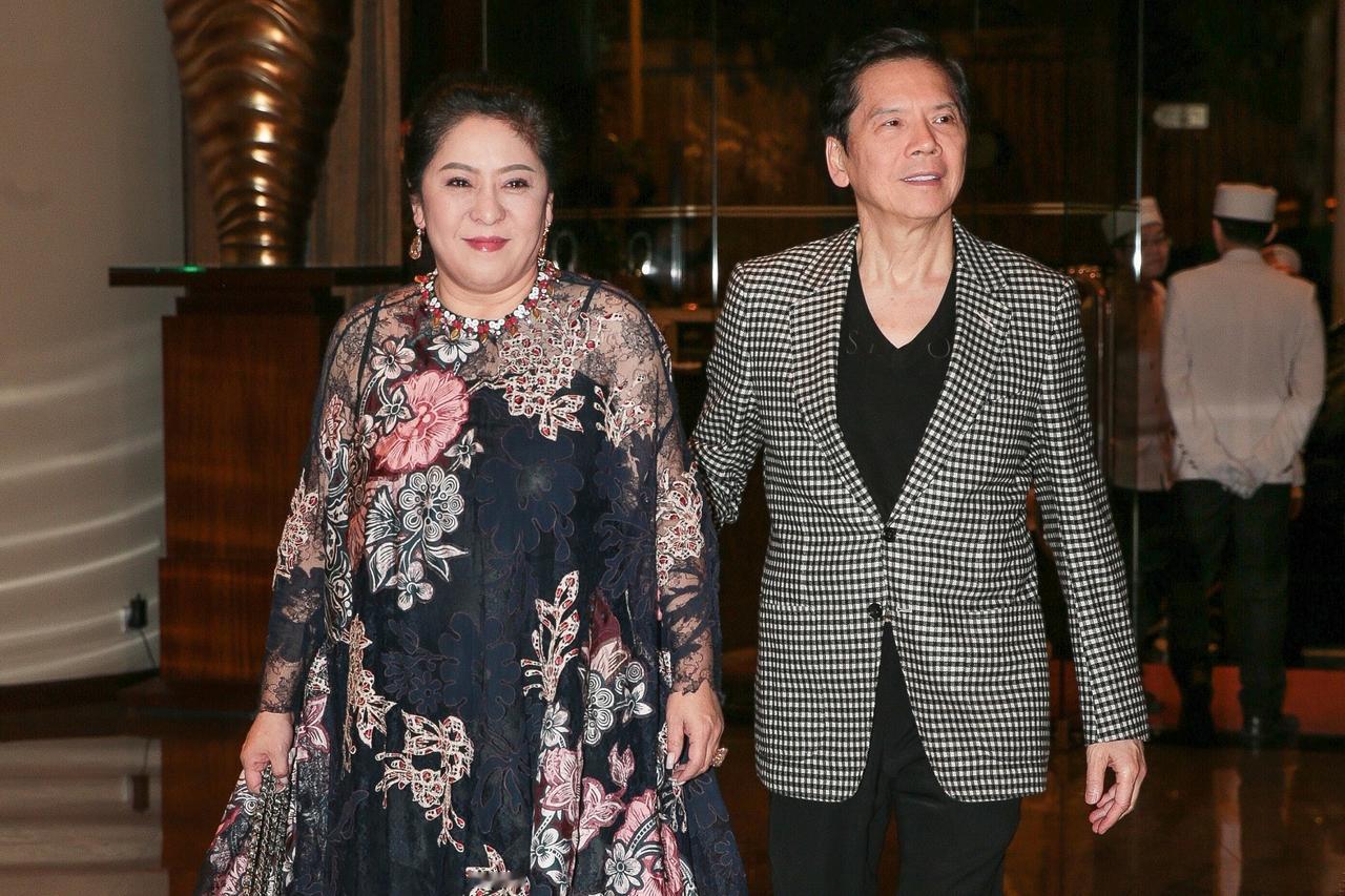 向太控诉儿子向佑已经心态扭曲，躺平等继承百亿家产！ 向太一边给几百万让他亏，