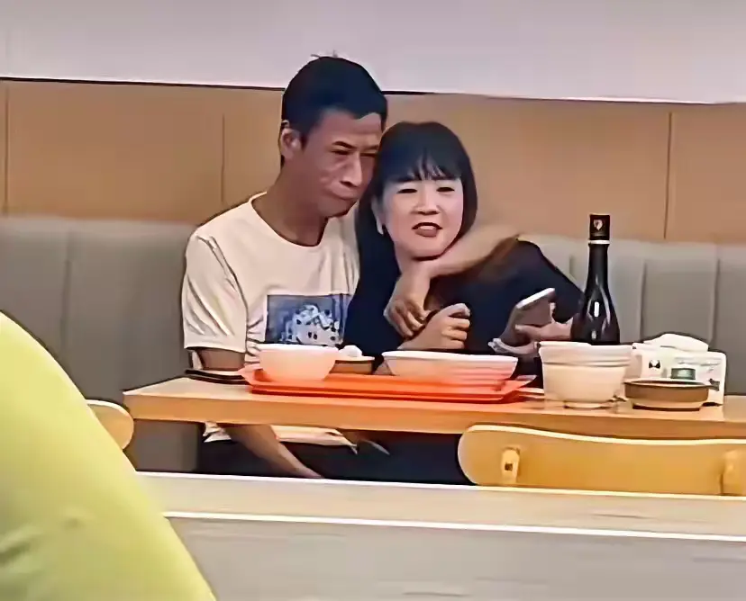 这位大哥很聪明、情商高，拿捏女人有手段。