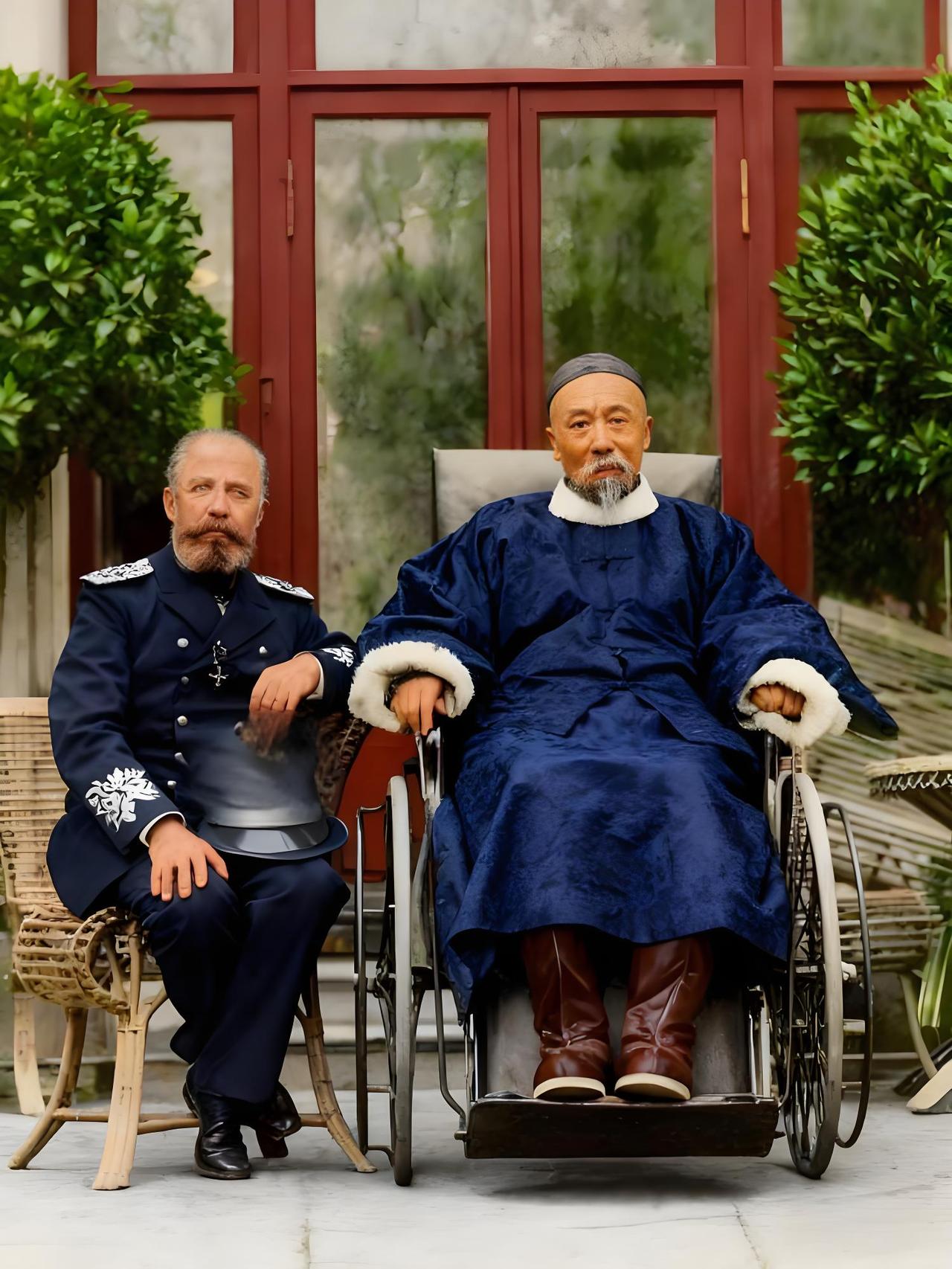 这张照片拍摄于1896年李鸿章访俄期间，画面右侧是晚清重臣李鸿章，左侧是俄国俄国
