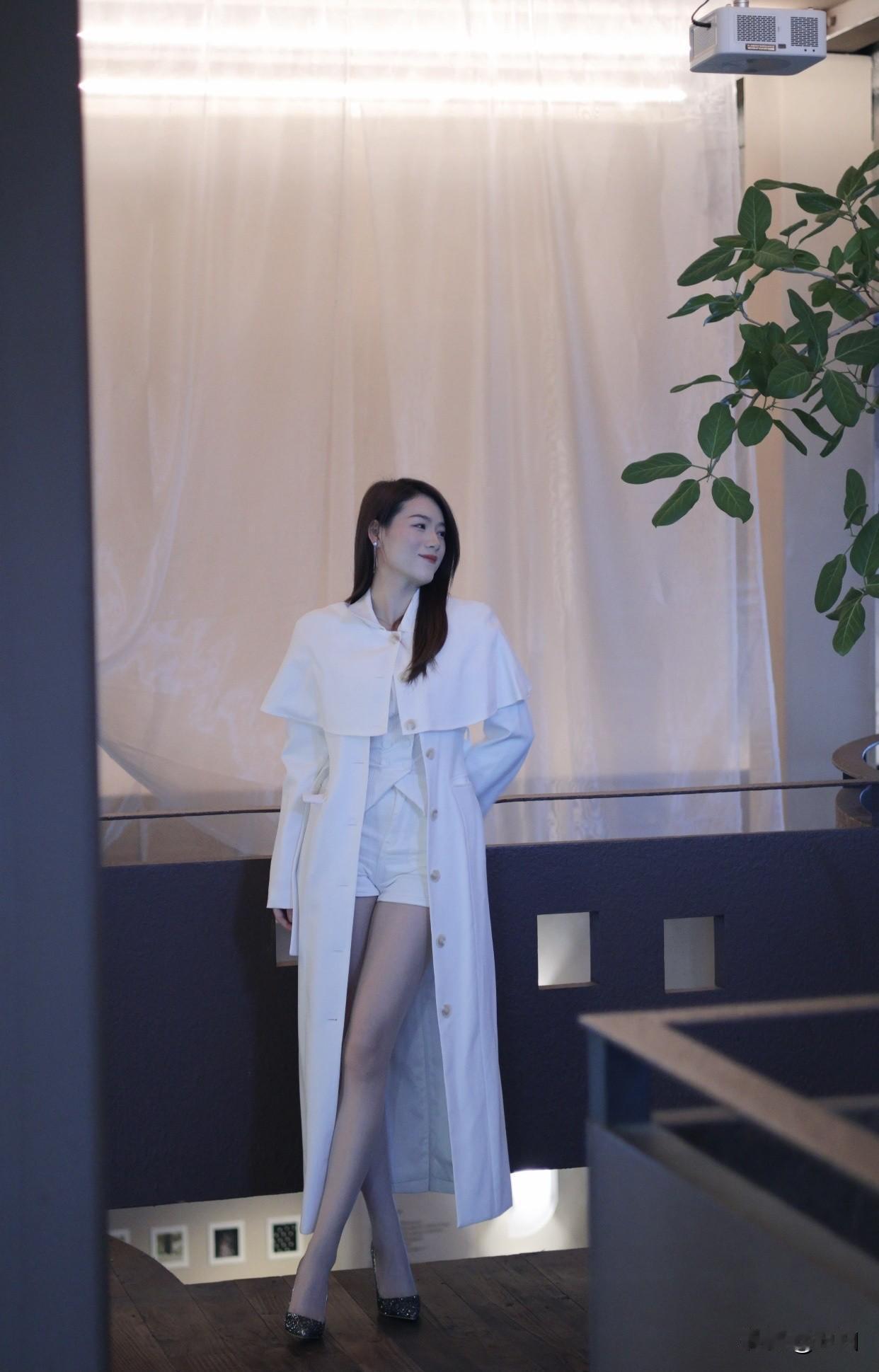 而知性则体现在她的谈吐和气质上。她懂很多知识，能和你聊文学、谈艺术，遇到事情也能