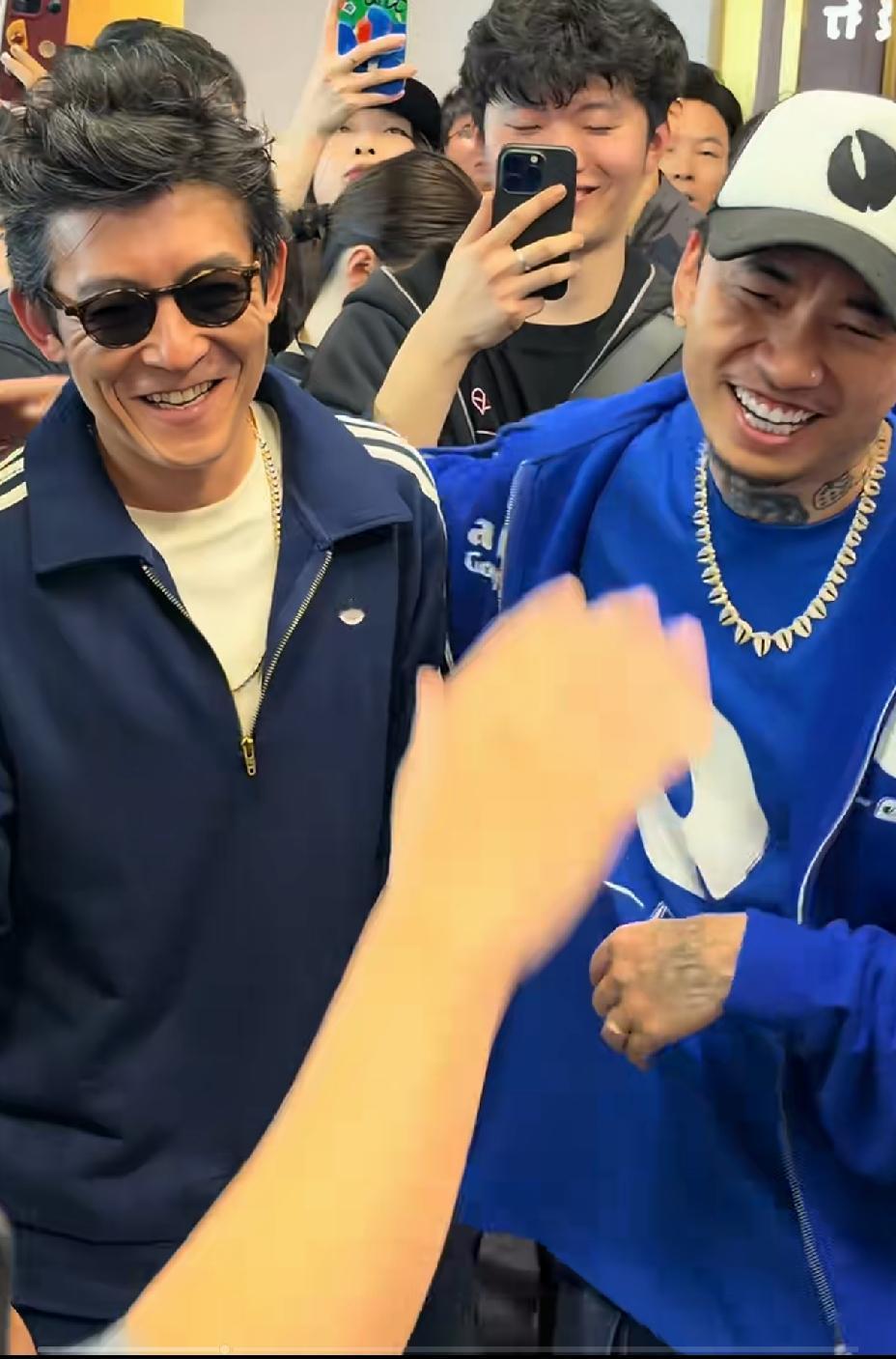 陈冠希也不好好保养下自己，也就才46岁而已，笑起来也是满脸的皱纹。