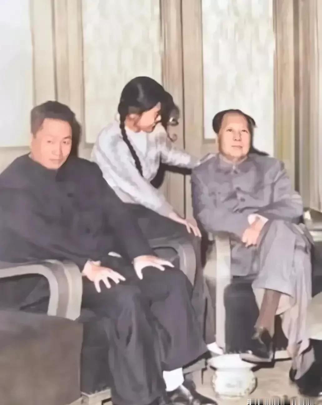 1962年，毛岸青和邵华夫妇来到中南海，看望毛主席并亲切地交谈时，拍了这张珍贵的