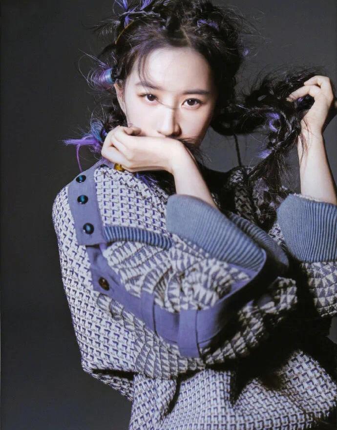 刘亦菲×21年嘉人四月刊紫色鱼骨辫又潮又酷，第一眼就被吸引了，刘亦菲叙事能