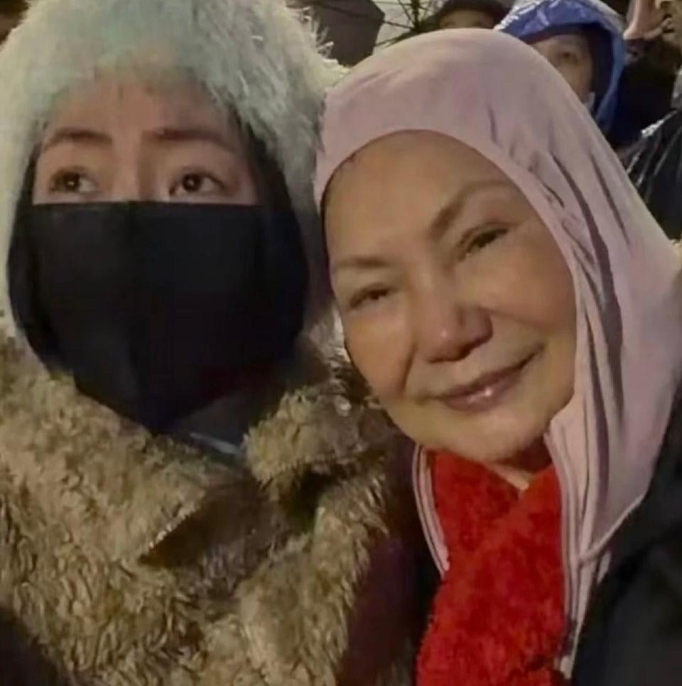 昨天小S带着妈妈一起跨年，不过看俩人的合照中小s妈妈眼睛湿湿的，小s也满眼悲伤，