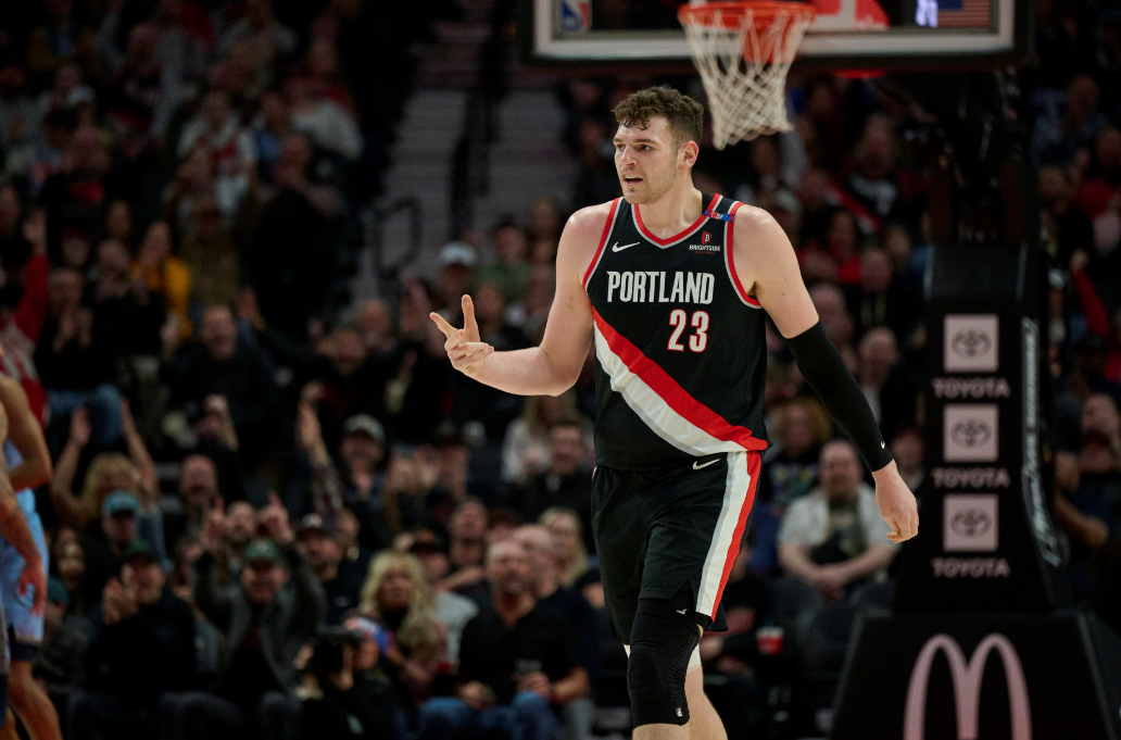 NBA常规赛，开拓者139-119大胜勇士。本场比赛首发中锋克林根出战21分钟