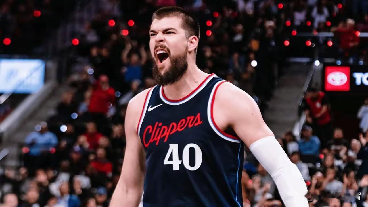 据知名记者Shams爆料，之前因踩到詹姆斯而扭脚的快船球员祖巴茨，将在明日主场对