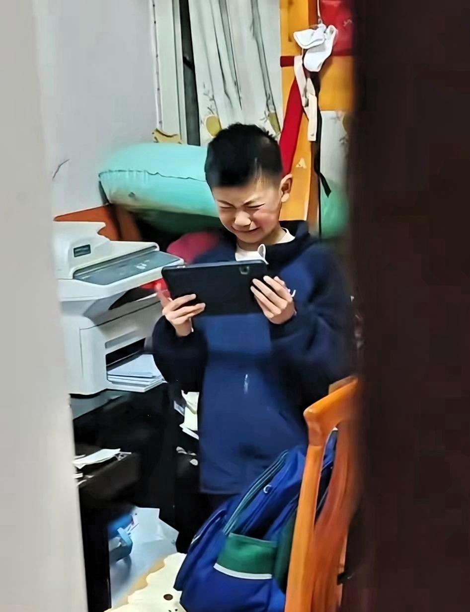弟弟整个寒假都没玩平板，因为，我把平板藏到了他的书包里。开学前弟弟整理书包，看见
