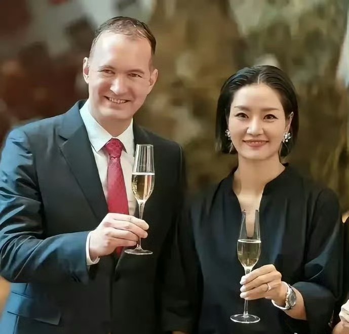 退役十年之后的李娜，皮肤变白了，人更年轻了，是医美了吗[doge]​​​