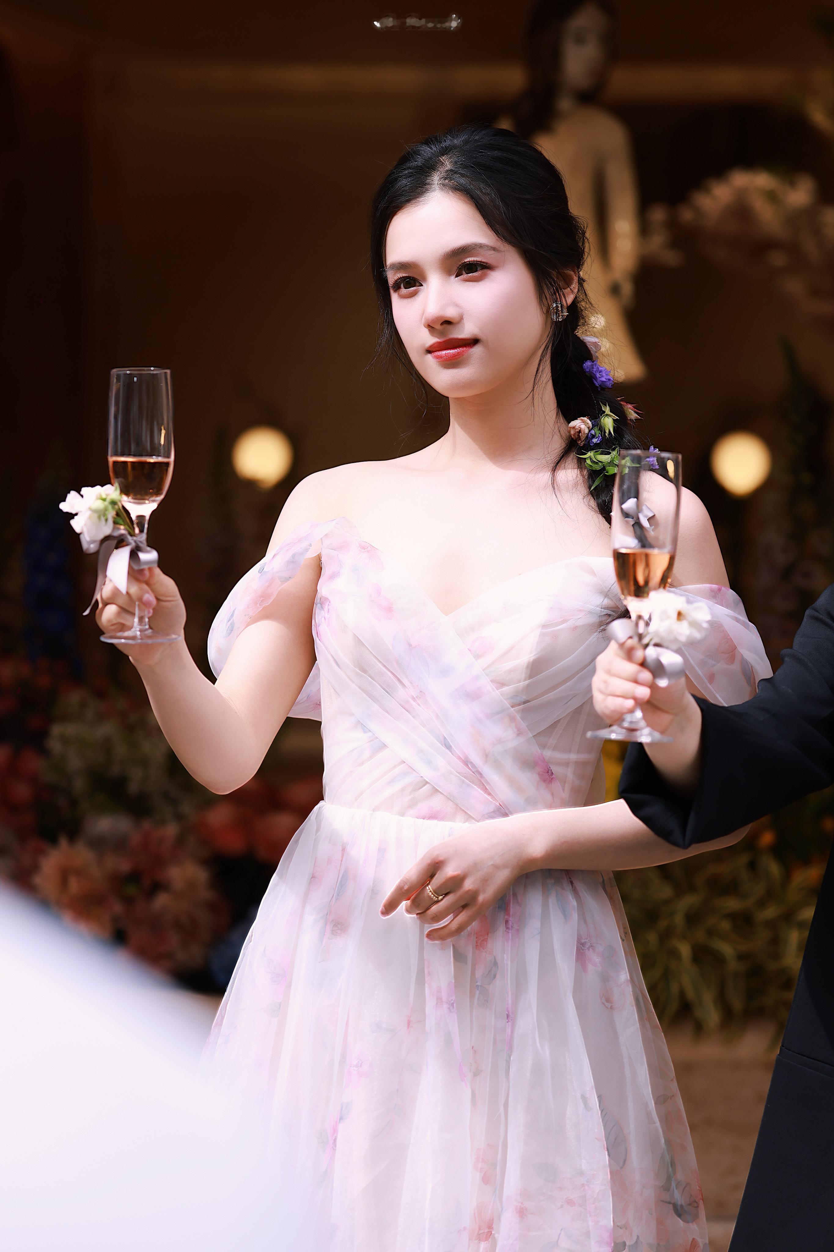 张婧仪梦幻花裙搭配缀花编发，将浪漫与明媚尽情绽放。