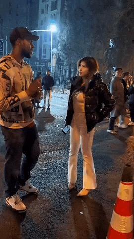 街头一幕：黑人老外与女子外语搭讪，手牵手离开夜色下的街头，一位女子走在街道上