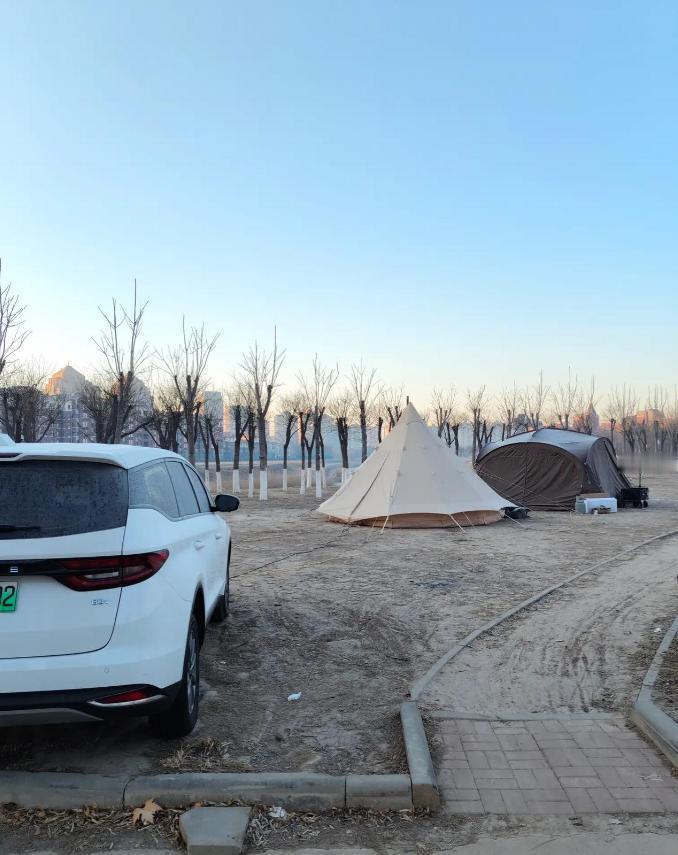 这个天就别开车露营了！快三九的天儿，河里的水都冻成铁疙瘩了，居然还有人在岸边扎