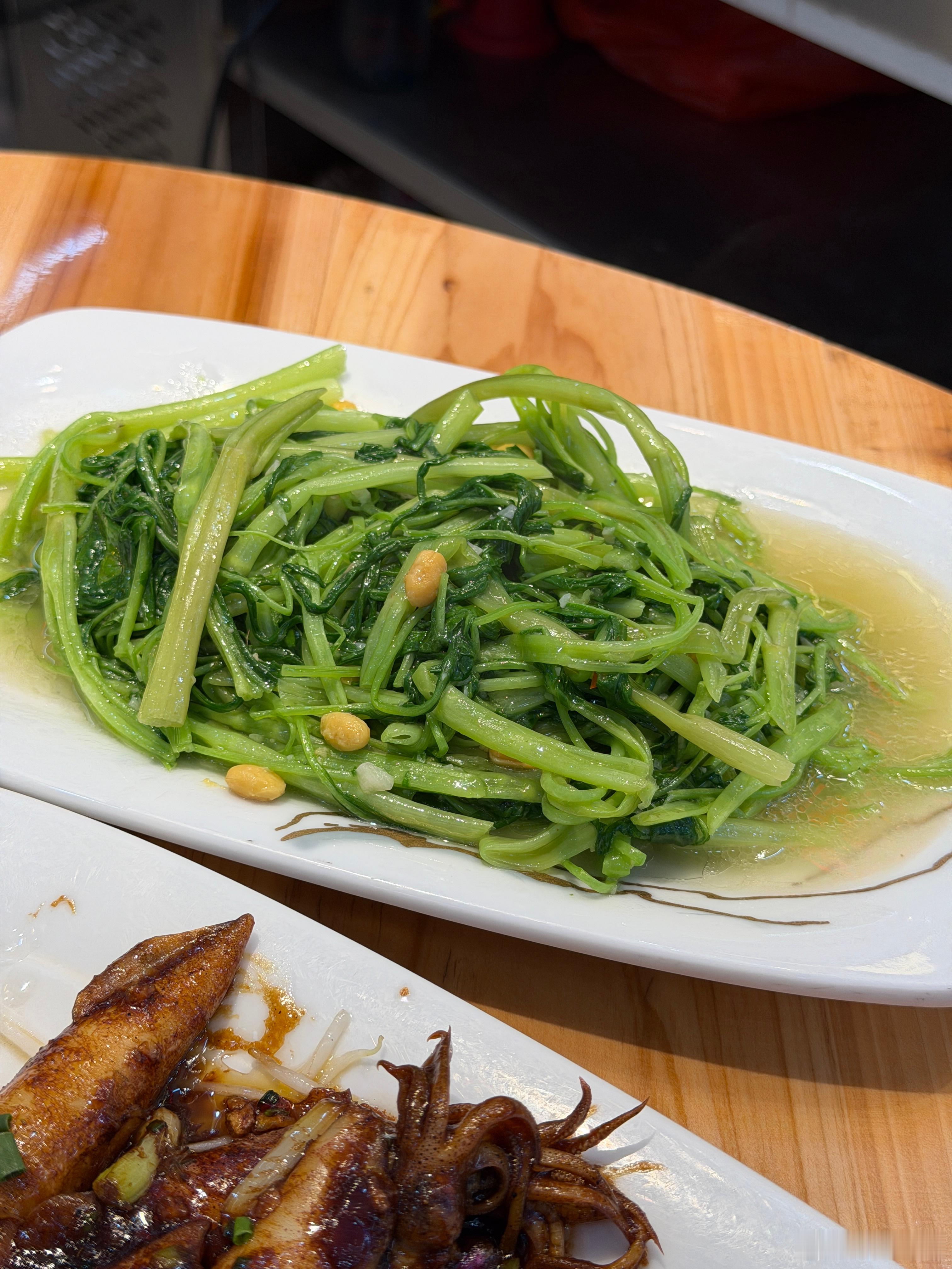 每次广东出差必点空心菜普宁豆瓣炒和腐乳炒都能干两碗饭别的地方的粤菜馆也没少点空心