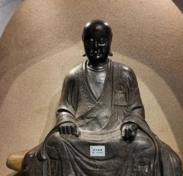 这事儿观复博物馆里放了二十年的古代铜像，突然因为网友一张对比图就火了，短视频上一