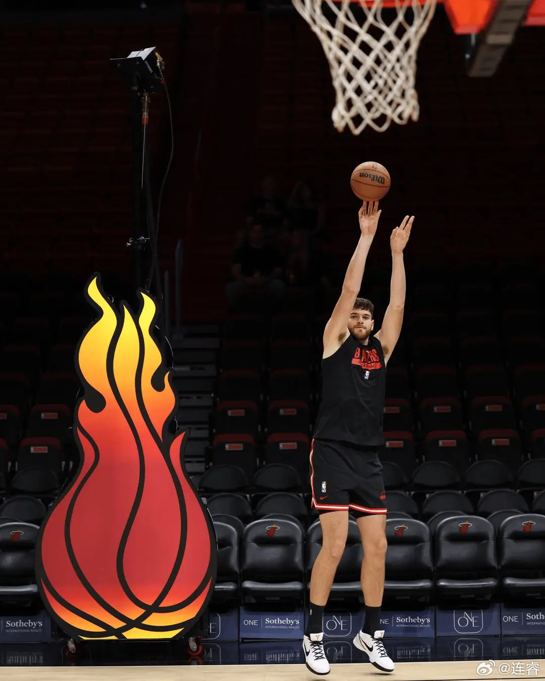 打到现在，克林根5次出手，3个是三分球。​​​