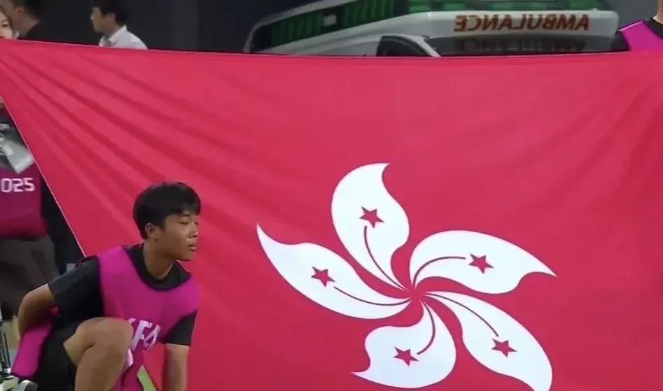 点赞！香港队员赛前跟唱国歌！之前香港球员在赛前不唱国歌被球迷指责，如今这一情况