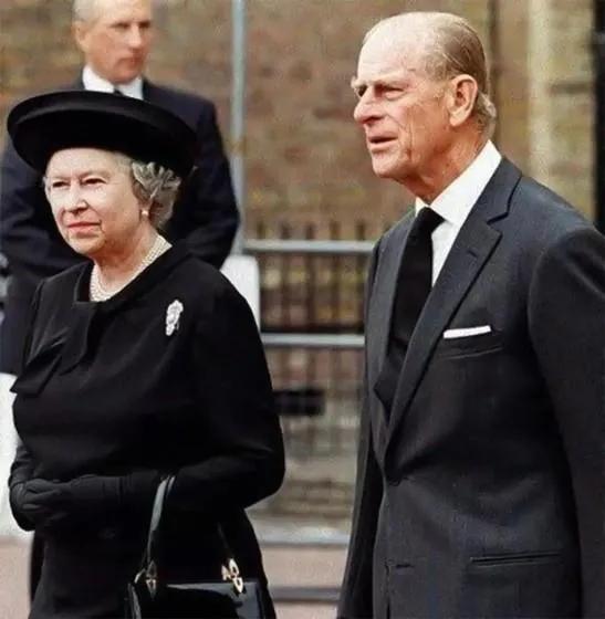 戴安娜葬礼的“规模”，英女王都很难够上吧！为何？因为那个时候的伊丽莎白二世，很
