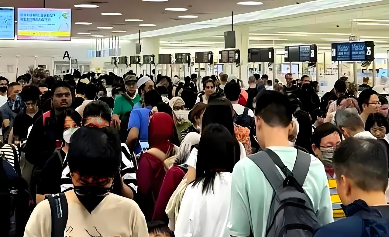 不听劝阻，坚定前往日本的1.2万名中国游客暂时无法归国，全部滞留于机场！当1