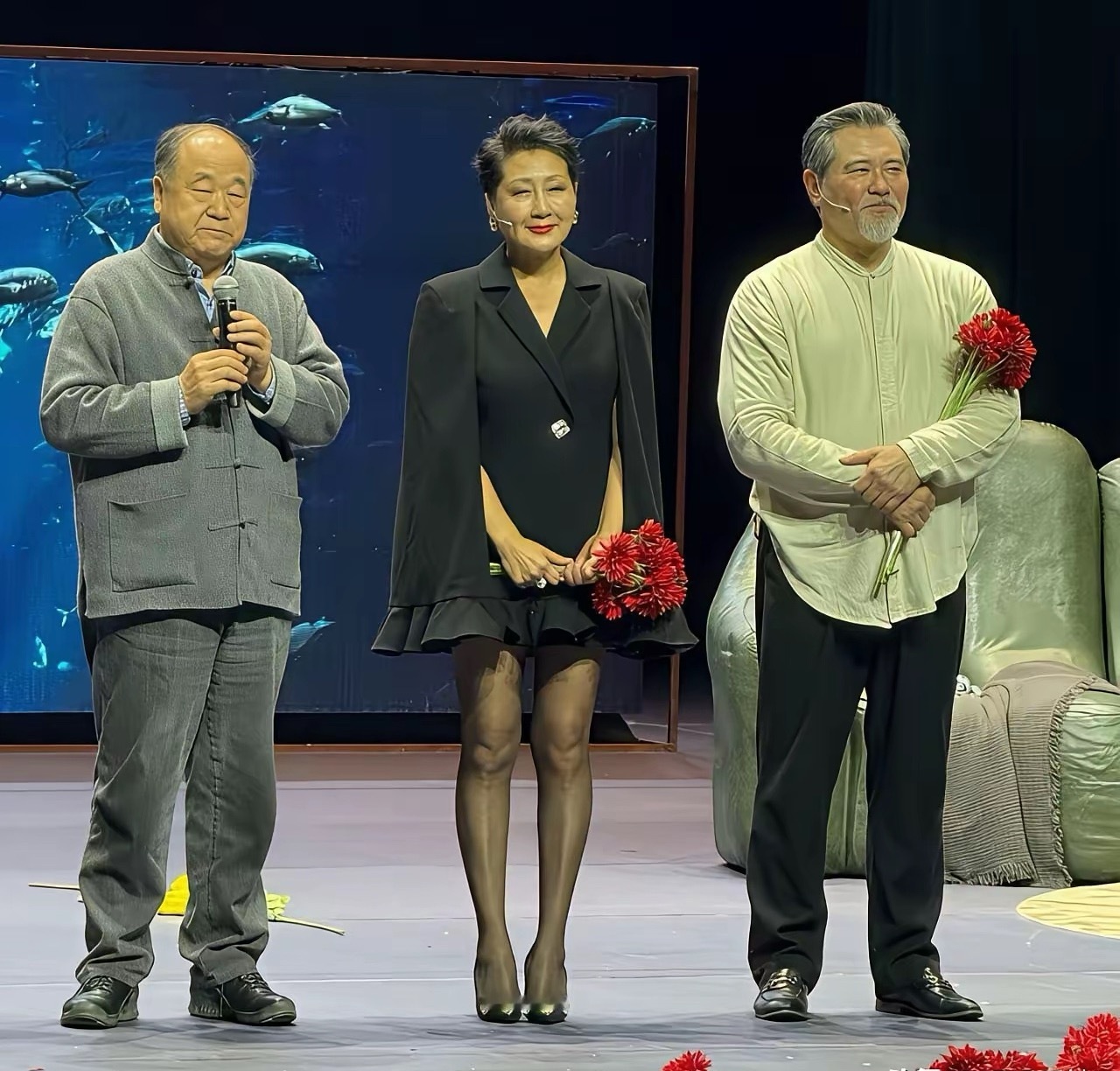 年龄大了，虽然也可以爱美，但是这穿搭有点太过于艳丽了吧！张凯丽有点抽象，不太搭。