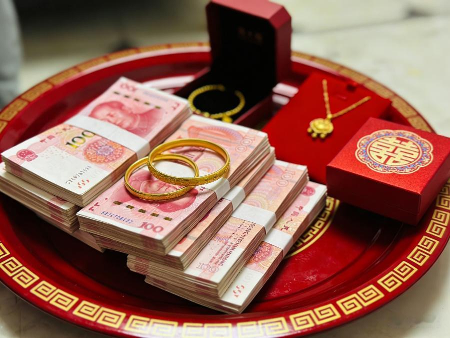 湖南常德，一男子的女儿结婚，他要了12.8万彩礼。他承诺女儿婆家，他只留下4.8