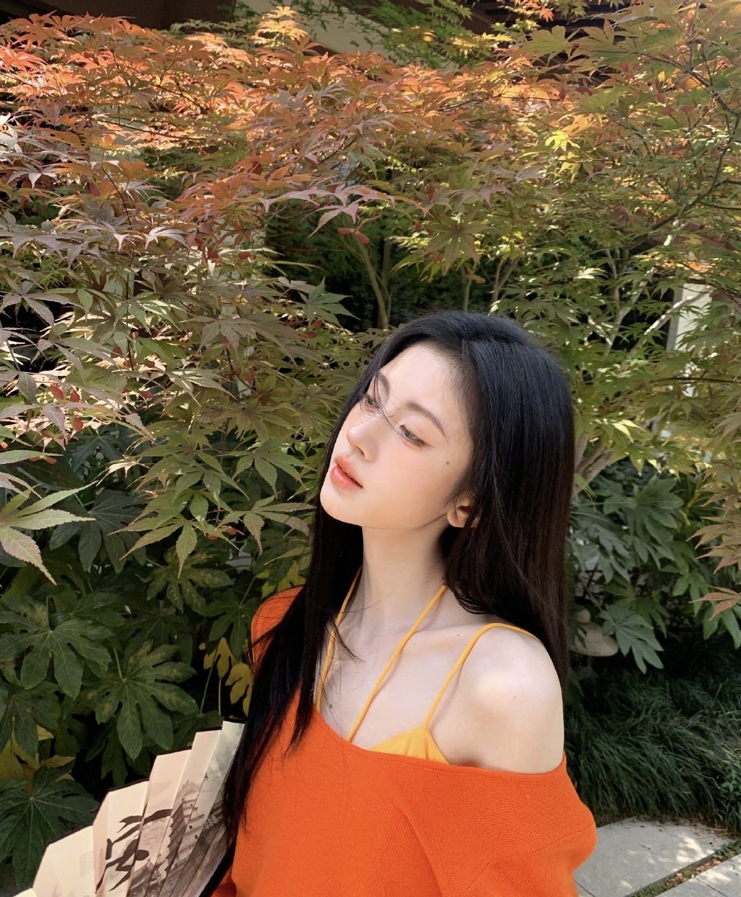 鞠婧祎这组橙调眼妆真是越看越上头，暖橘色系把皮肤衬得透亮，日常画也不会夸张。最近