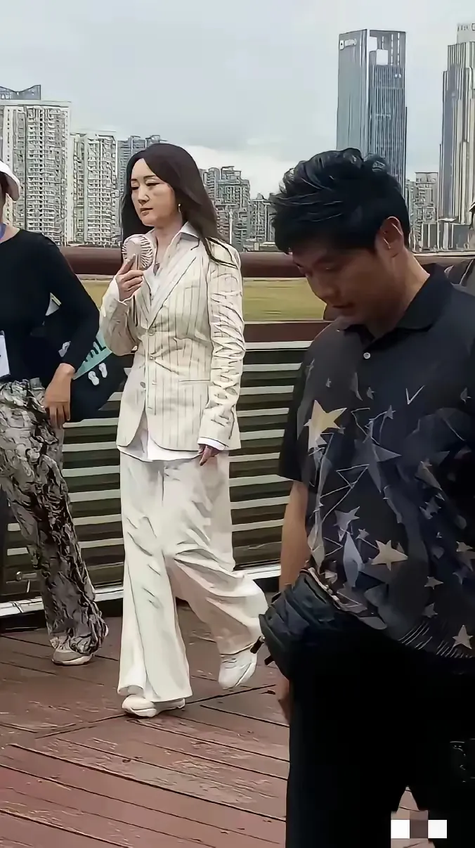 这才是杨钰莹真实的样子没有短视频上那么漂亮女人到了这个年龄基本上都要走下