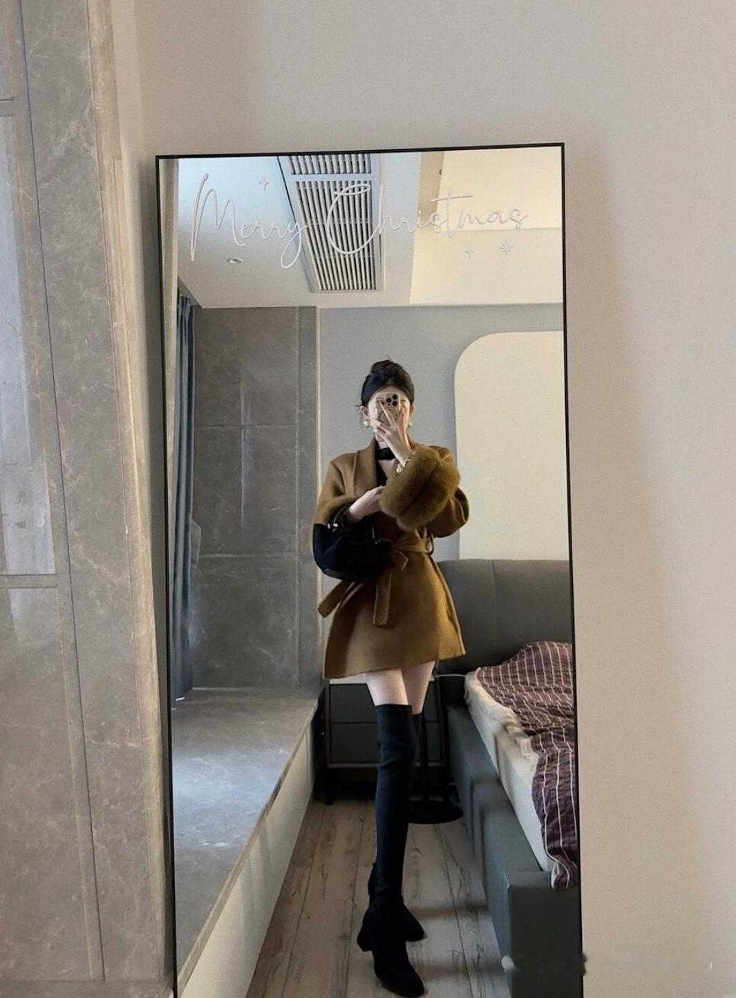 棕色大衣搭配黑色高筒靴，温暖又时尚！🌟✨