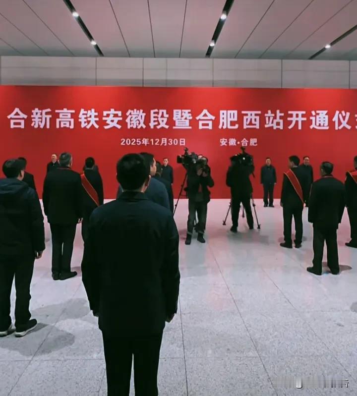 安徽今日新开通一条高速铁路线路，安徽省内高铁里程位居长三角第一。