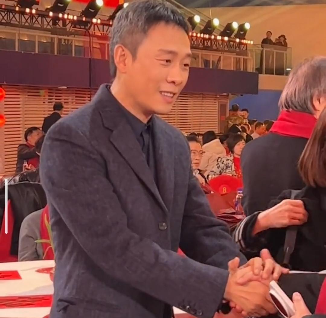 娱乐圈的算法，在张译这里，彻底失灵了。一个bug。一个异类。你看，这套机制