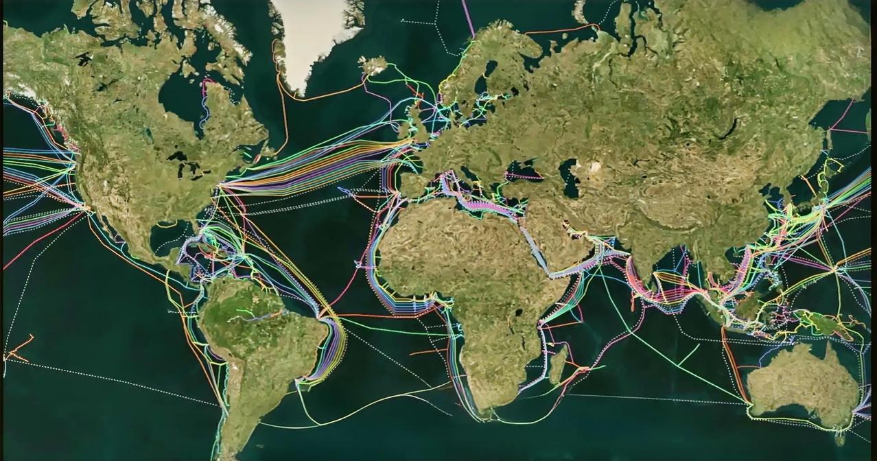 这是全球互联网的“中枢神经系统”——海底光缆的分布图，每一条彩线代表着一条海底光