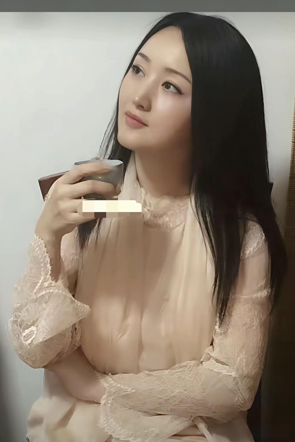 一个ID是福建地区的网友说，赖文峰爸爸去世的时候，杨钰莹有来过，村里人都围着去看