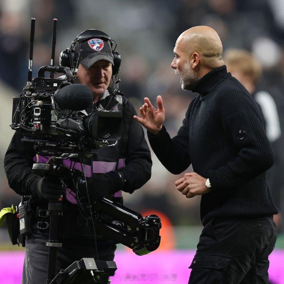 【瓜式风格】，比赛结束之后，曼城主帅瓜迪奥拉，拉住现场的一位摄影师聊了一下，哈哈